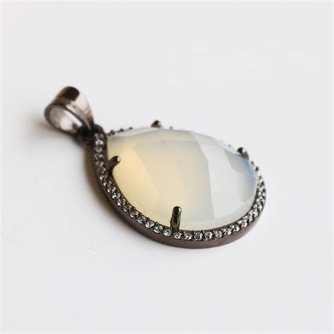 Runa Pendant – Silvery Silver