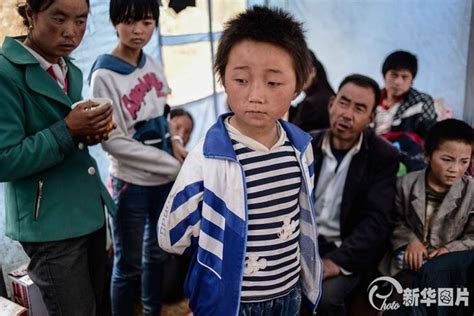 甘肃地震：11岁男孩失去母亲 弟弟和妹妹成孤儿_海口网