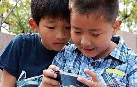 2岁男童玩手机致近视700度，那手机还能正常玩吗？_腾讯新闻