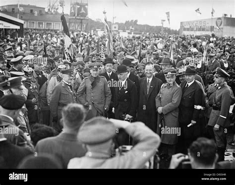 Franz von Papen und Kurt von Schleicher als Gäste der Stahlhelm, 1932 ...