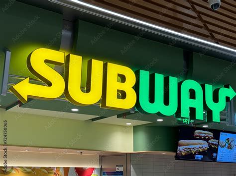 Subway Restaurant Sign 的图像结果