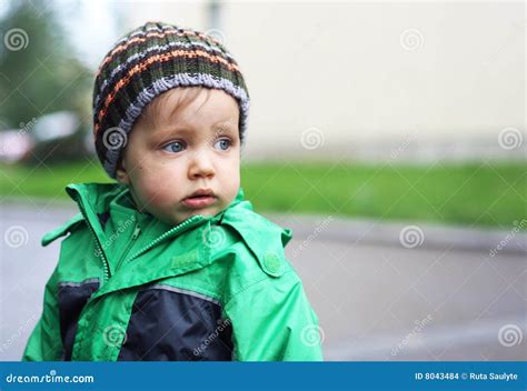 Child 库存照片. 图片 包括有 œçˆ±, é›¨, çš„, è¡£è£³, å­ é¡¹, çºµå ‘ - 8043484