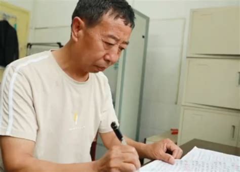 56岁保安写出40余万字长篇小说，入选“当地中国文学书库”|长篇小说_新浪财经_新浪网