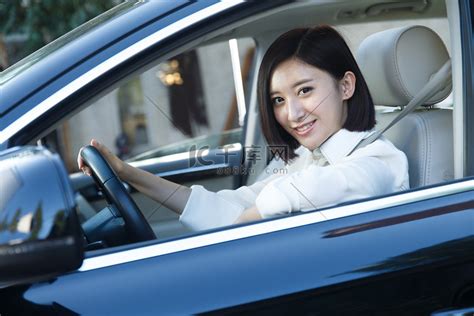 青年女人开车高清摄影大图-千库网