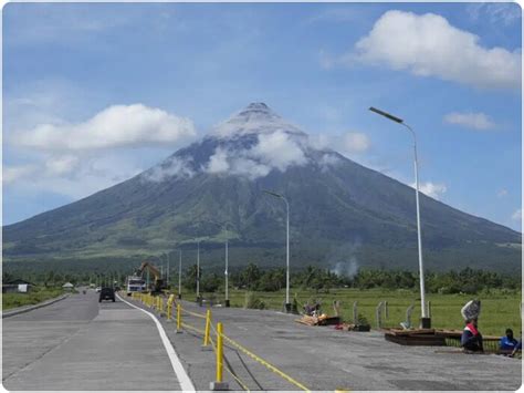 Mayon Volcano: फिलीपींस का मायोन ज्वालामुखी उगल रहा है राख और लावा ...
