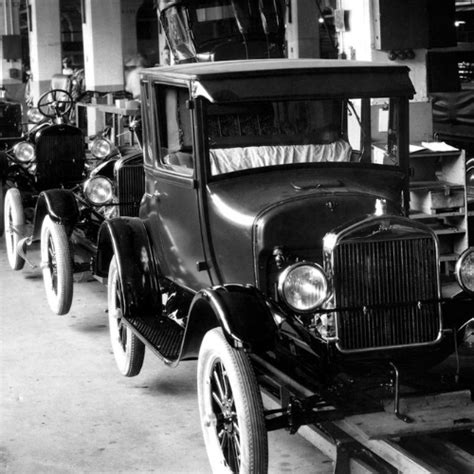 7 abr 1913 año - Henry Ford builds first car (Cinta de tiempo)