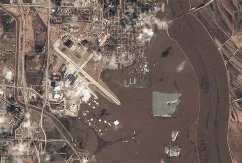 美中西部遭遇历史性洪灾 空军基地变“海军基地”_凤凰网