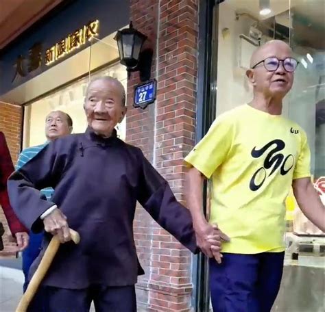 88岁儿子陪110岁母亲逛街，这正是国泰民安的幸福写照_老人_生活_全国