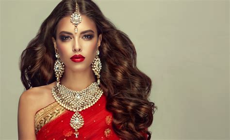 Step Out Looking Like a Diva with the Perfect Saree Makeup: All the ...