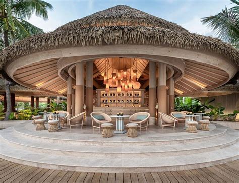 Hotel & Resort Design | B&B Italia > Tobi-Ishi table