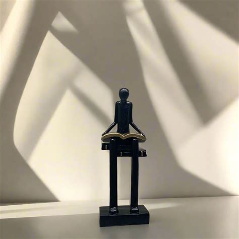 Liber Reading Man – Black & Gold Resin Sculpture | The Decor Circle