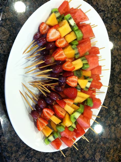 Rainbow fruit skewers. Healthy AND pretty! | Fruit kebabs, Rainbow ...