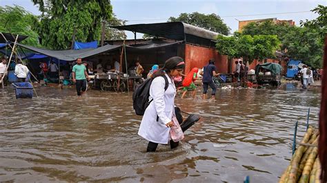 बारिश ने खोली स्मार्ट सिटी की पोल, कहीं टपकीं छतें, कहीं टूटी दीवारें ...