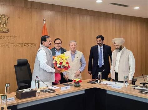 Minister of State for MNRE, Shri Shripad Yesso Naik holds a stakeholder ...