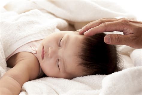 为什么小宝宝睡觉总是满头大汗，容易感冒生病呢？可能有父母的错__财经头条