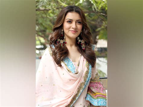 Hansika Motwani shares first picture after wedding, flaunts her mehendi ...
