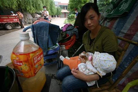 图文：母亲给年幼的孩子喂奶_新闻中心_新浪网