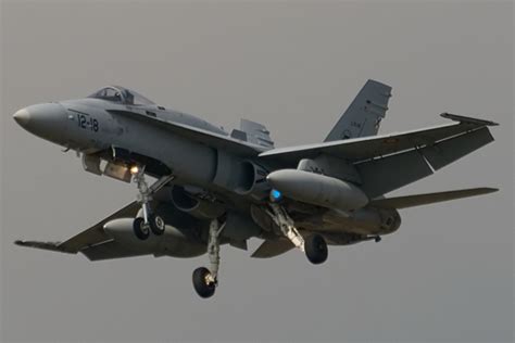 F/A-18战斗攻击机（绰号：“大黄蜂攻击战斗机” Hornet Strike Fighter）_1130092_领贤网