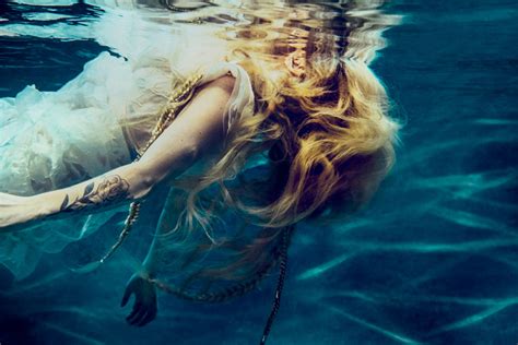 Avril Lavigne canta ao vivo pela primeira vez "Head Above Water" - Difusora 97.1