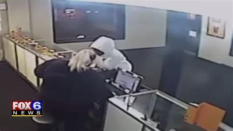 Surveillance shows woman`s attempt to rob Racine cell phone store ...