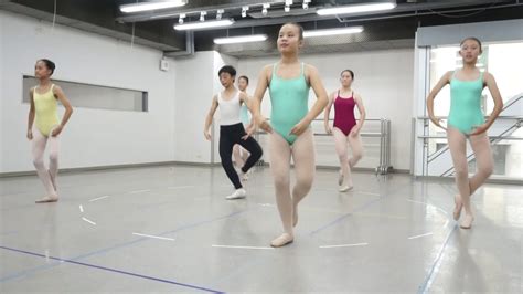 芭蕾舞基本训练教程 怎么练习芭蕾舞_知秀网