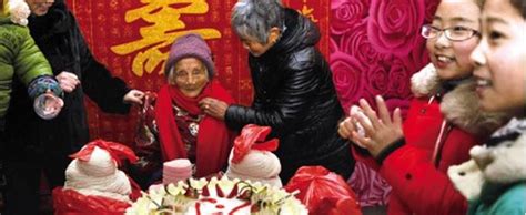 52岁新娘和48岁新郎结婚，年纪凑起来刚好100岁“两人都是头婚，恋爱7年 ”_凤凰网视频_凤凰网