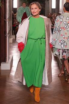 opulenza significato alta moda le sfilate di fendi chanel valentino e armani opulenza significato alta moda le sfilate di fendi chanel valentino e armani