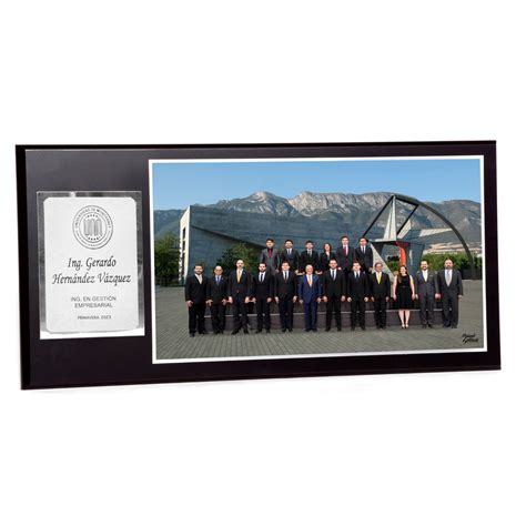 Modelo 2 - Foto 11x20” con placa plateada personalizada y base negra ...