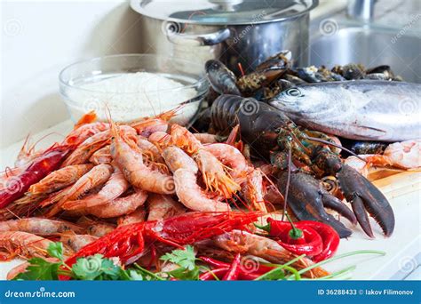 Comidas De Mar Crudas Frescas Imagen de archivo - Imagen de langosta ...