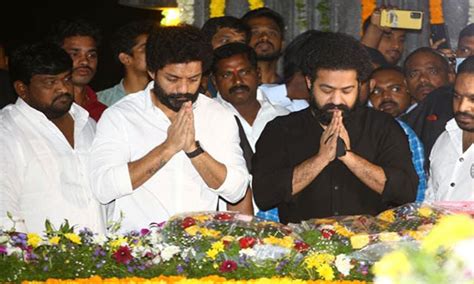 ఎన్టీఆర్ శ‌త‌జ‌యంతి : ఘాట్ వ‌ద్ద‌ నివాళులర్పించిన జూనియర్ ఎన్టీఆర్‌, క ...