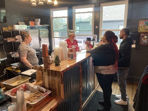 Cooper-Young restaurant gives away free Christmas meals