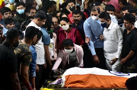 अलविदा पुनीत राजकुमार! फैंस ने अपने फेवरेट स्टार को नम आंखों से दी ...