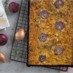 Knusprige Zwiebel-Tarte mit aromatischen Garten-Kräutern - Wiewowasistgut