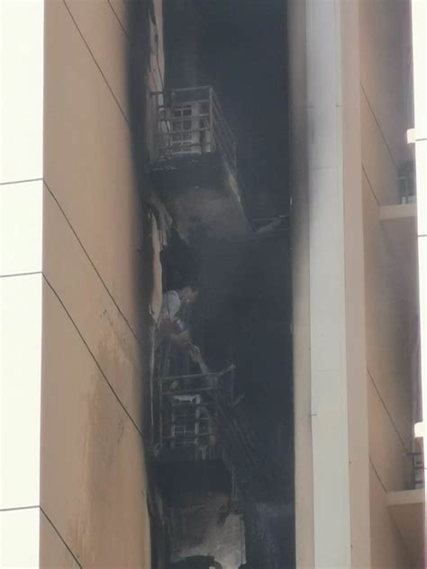 西城一居民楼火灾被扑灭，住户反映空调外机上常落满烟头_京报网