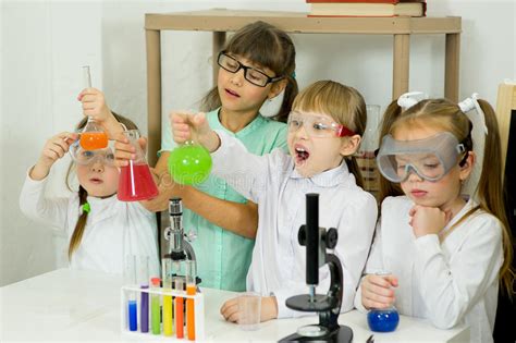 做科学实验的孩子 库存照片. 图片 包括有 做科学实验的孩子 - 81841620