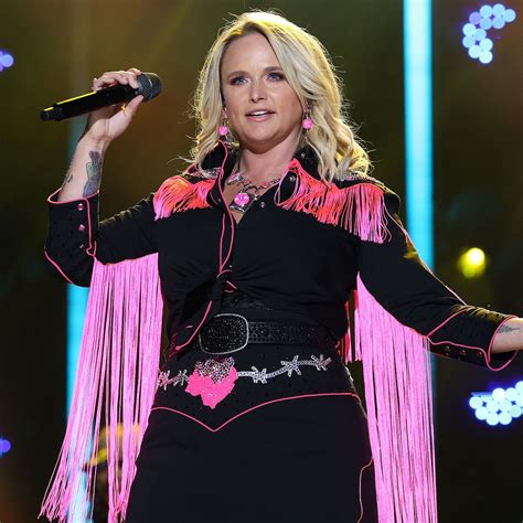 Miranda Lambert Calls Out Fans for Taking Selfies Mid-Concert