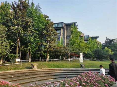 【携程攻略】杭州中国美术学院象山校区景点,位于西湖岸边的校区，很小，没有学生生活区，感觉不像是学校更像是美…