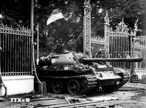 https://media.vietnamplus.vn/images/c14f6479e83e315b4cf3a2906cc6a51e71f554d5b6f709bc111fa92301555805576619d49e693cc52528a3ebcb7ad6dcd2f91987e00421b0f31f7b5b91e74eda3baf0aa24dfd57111e811a4b44265e78/ttxvn-xe-tang-vao-dinh-doc-lap.jpg.webp