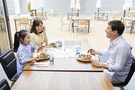 家庭父母食物人的快乐的母亲父亲小女孩餐馆咖啡馆吃意大利幸福的家庭餐馆咖啡馆吃晚饭高清图片下载-正版图片300408483-摄图网