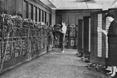 世界上第一台电脑：产生于1946年（是第一代计算机）_小狼观天下