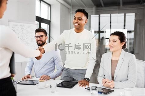 新工作、招聘和就业概念-国际招聘人员团队与平板电脑在办公室采访男性员工。高清摄影大图-千库网
