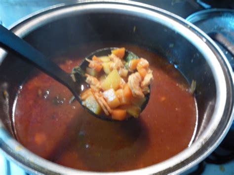 Consome de camarón seco de cantina! con papitas y zanahoria en fondo de ...