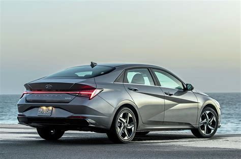 Hyundai Elantra sedan now includes hybrid model