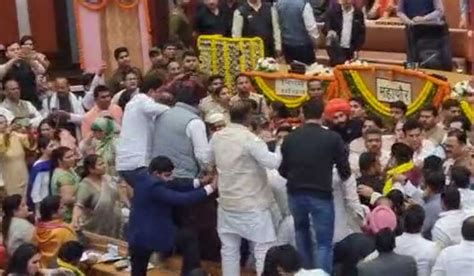 Chaotic scenes at MCD House; BJP, AAP councillors exchange blows, throw ...
