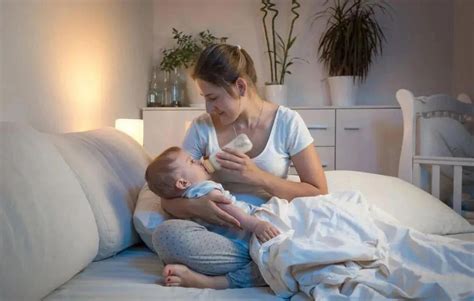 夜间宝宝护理攻略｜喂奶、夜醒、便便、盖被、安抚怎么处理？掌握方法，妈妈和娃睡得香_奶粉智库