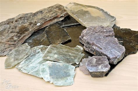 Mica, un minéral à multiples reflets discrètement irisés - JF Bosse