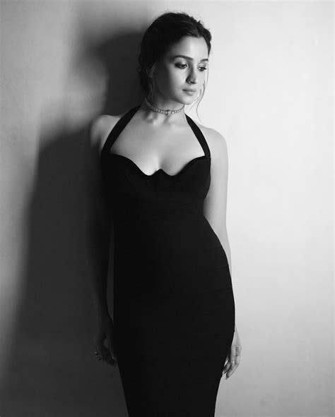 Alia Bhatt Brings Back 90s Glamour in a Classic Black Gown | Alia Bhatt Brings Back 90s Glamour ...
