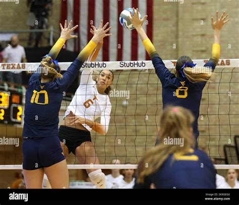 October 22, 2022: Texas outside hitter MADISEN SKINNER (6) in action ...