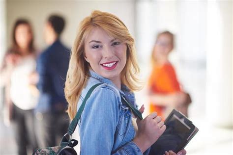Student Using Computer Phot 的图像结果