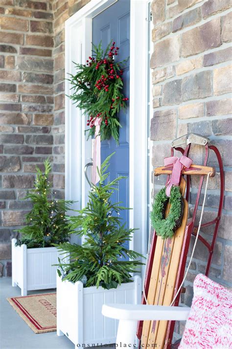 10 Classic Front Porch Christmas Decorations to Make Your Home Festive